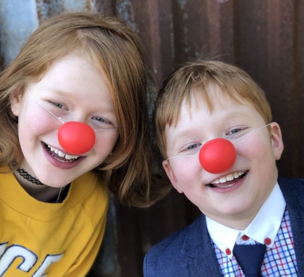 Röd rund clown näsa i plast. Med gummiband som man trär över huvudet. Näsan har andningshål på sidorna nertill. För utklädnad oc