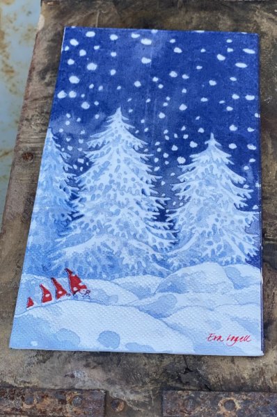 Avlånga servetter med motiv av tomtar i snö.    33cm * 40cm 3-lager  20 per paket   (komposterbara, vattenbaserade färger, miljö