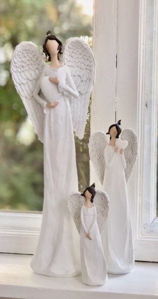 Vacker vit ängel Silje med stora vingar och vitt hjärta . Går i en matt mjuk vit nyans. Finns i tre olika storlekar -Större -Mel