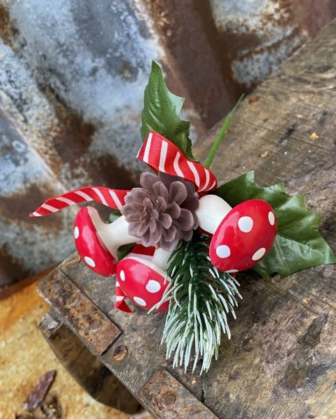 Vacker och dekorativ bukett med kotte, små svampar och rosetter i rött och vitt, gröna blad och grankvistar. Att sätta i en vas