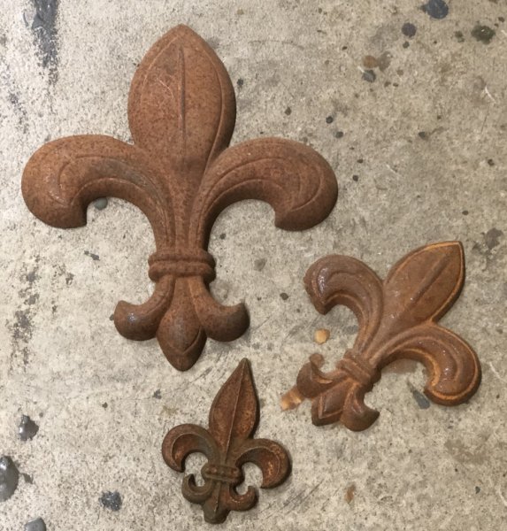 Vacker fransklilja modell rost tillverkad i järn. Finns i tre olika storlekar. -Större -Mellan -Mindre Att dekorera med inomhu