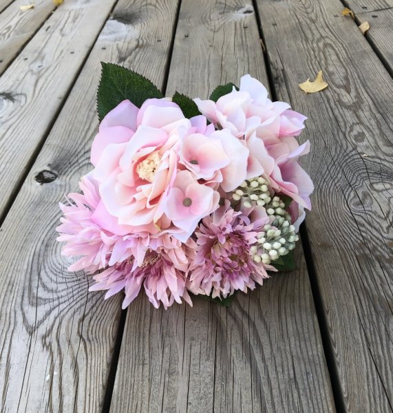 Vacker rosa bukett med blandade blommor av bla rosor och hortensia . En välarbetad verklighetstrogen bukett med konstblommor. M