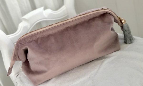 Rosa / lila sammets necessär / väska med tofs. Dekorativa med detaljer i rose guld. Finns i två modeller/storlekar -Större -Mind
