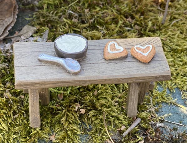 Nisse inredning, tillbehör till jullandskap, julbyar mm. Finn i flera olika modeller. -Bord med gröt & pepparkakor -Vedtrave me