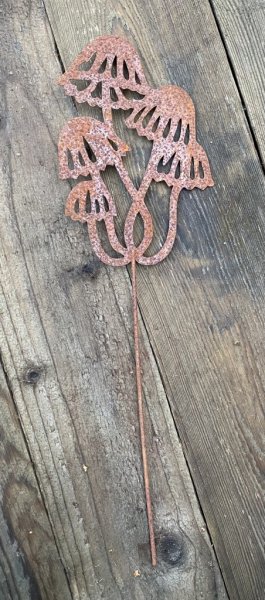 Rost svampar på pinne / stick att dekorera med. Sticka ner i ett arrangemang i en bomma eller som dekoration ute i trädgården. T