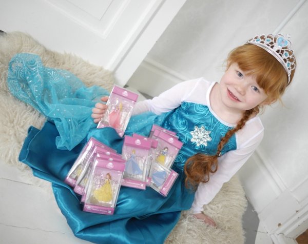 Handvärmare med motiv av våra klassiska Disney prinsessor . En lika vacker som praktisk kompis att ha i fickan eller i vanten nä