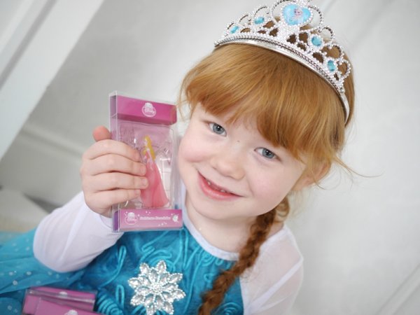Handvärmare med motiv av våra klassiska Disney prinsessor . En lika vacker som praktisk kompis att ha i fickan eller i vanten nä