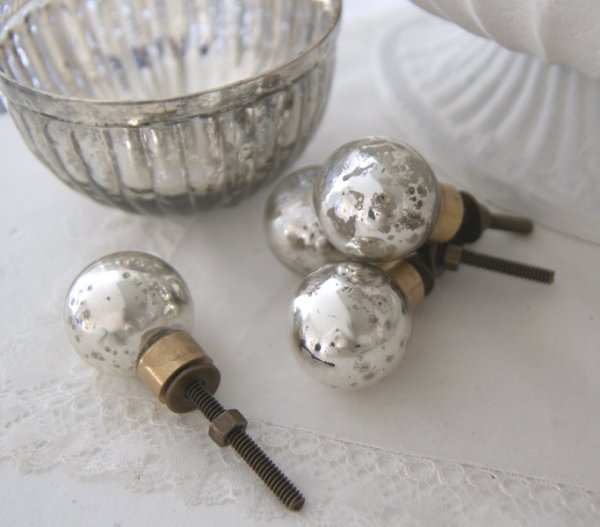 Rund knopp i fattigmanssilver vacker antik stil med en fin blandning av silver i knoppen och antik guld nyans i stommen/kragen.