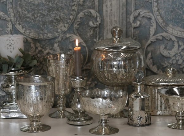 Glas skål på fot i antik fattigmanssilver med ristat mönster