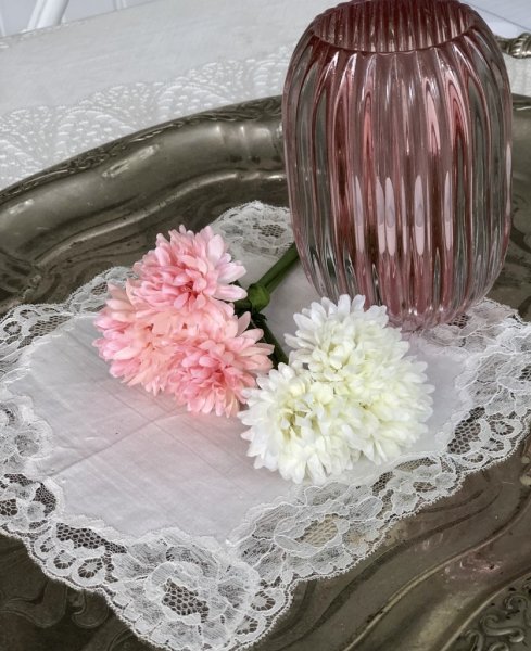 Mindre blomster bukett med söta utslagna blommor om 3 i varje bukett. Finns i två olika nyanser -Vitt -Rosa Lika fina var för si