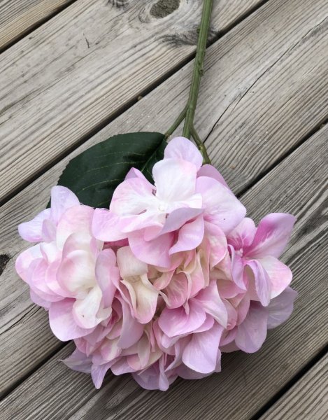 Hortensia i ljus rosa nyanser och gröna blad. Välarbetad och verklighetstrogen konstblomma. I kvist/gren modell om en blomma omg