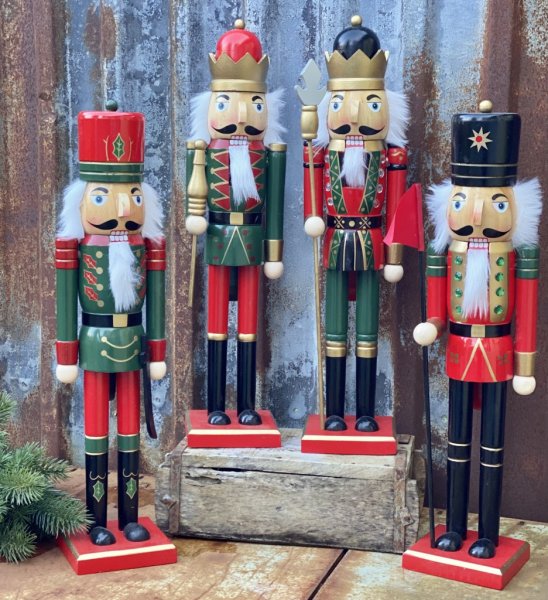 Nötknäppare / soldat i trä. Färgglad och fin modell med roliga detaljer. Finns i fyra olika modeller -Med krona och spira i hand