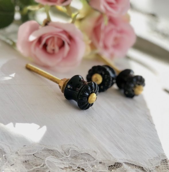 Hög smal lykta Gita i antik guld. För värmeljus eller kronljus. Lyktan har en platta för kronljus som går att ta ur om man vill