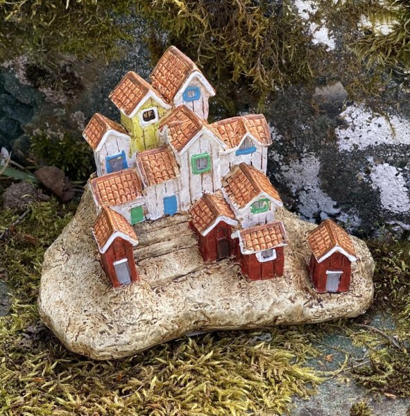 Skärgårds ö med hus och fiskebodar. Välarbetad och detalj fullt utformad med fina detaljer runt om. Går i mjuka nyanser med driv