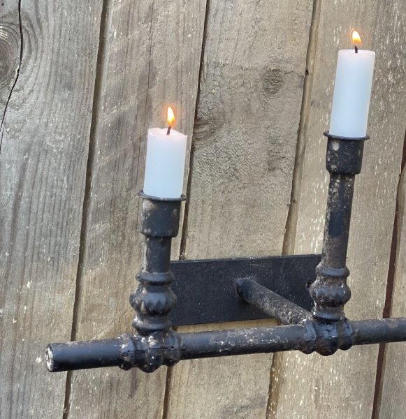 Ruffig väggljusstake rör ljusstake i industri modell. Med ruggplatta att fästa i väggen och tre armar ut för ljus. Går i en svar