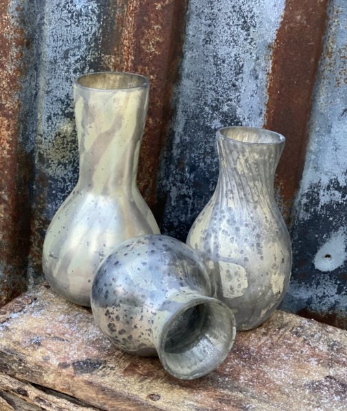 Vacker och annorlunda vas i glas och i en nyans av antik fattigmanssilver. Flammigt mönster som är unikt för varje vas dvs ingen