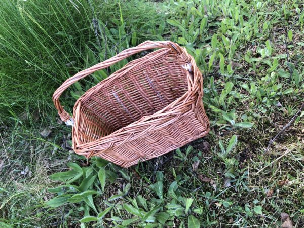 Gammeldags romantisk cykelkorg i barn modell, i flätad modell med ledat handtag. En klassiker som är lika fin på cykeln som at