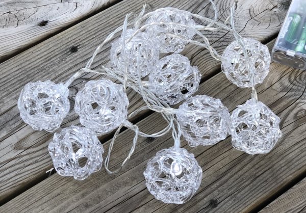 Timer slinga ledslinga /ljusslinga med stora snöbollar vita/genomskinliga lätt gnistrande. Slingan är på meter och har 20 lampo