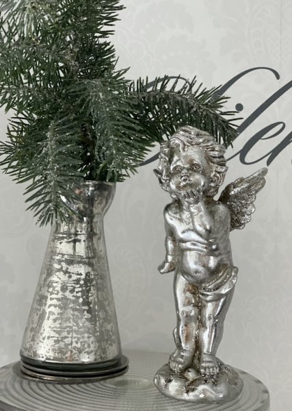 Vacker silver färgad ängel med antiks skimmer. I modell som står på ett moln och ger en släng kyss. Detalj full och välarbetad m