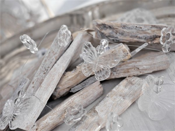 Dekorations girlang att pynta, duka, pyssla och dekorera med. Klara dekorationer och pärlor i plats på silver tråd. Finns i tre