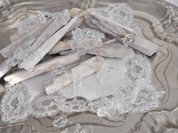 Dekorations girlang att pynta, duka, pyssla och dekorera med. Klara dekorationer och pärlor i plats på silver tråd. Finns i tre