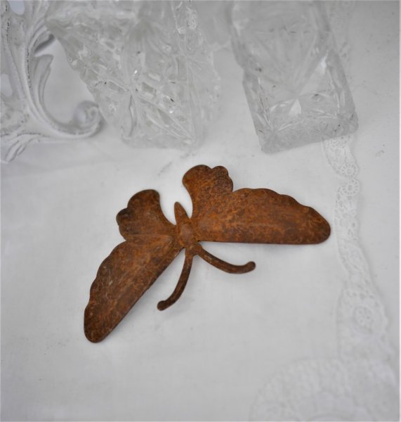 Fjäril att dekorera med. Detaljrik rostig figur i antik stil att dekorera med inomhus som utomhus I hand designad modell tillv