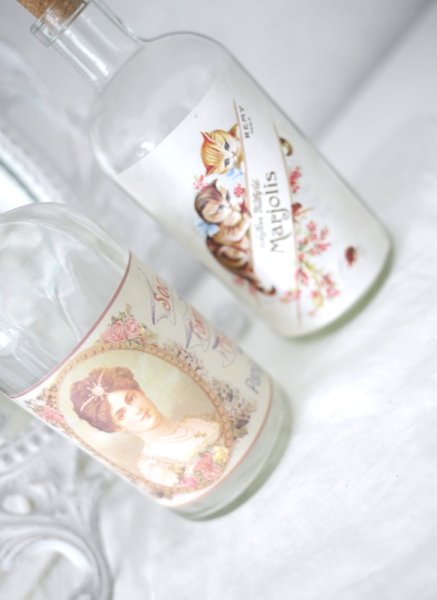 Vackra glasflaskor med fin gammeldags inspirerad etikett och kork. I två olika modeller