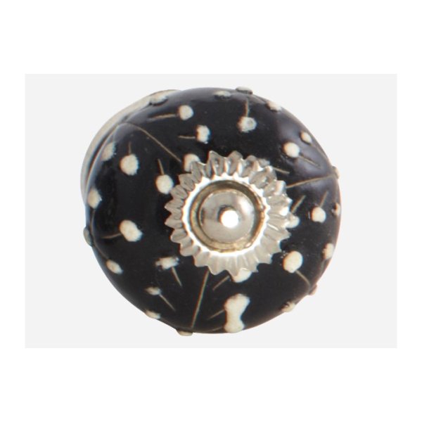 Svart porslins knopp i lite mindre modell med vitt utanpå liggande mönster av prickar . Silver färgad metall stomme samt krage. 