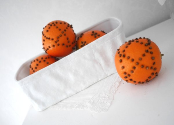 Apelsiner med nejlikor i vackert format mönster runt om. Välarbetade konstgjorda Apelsiner med verklighettrogen känsla. Nejlikor