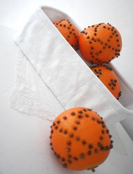 Apelsiner med nejlikor i vackert format mönster runt om. Välarbetade konstgjorda Apelsiner med verklighettrogen känsla. Nejlikor