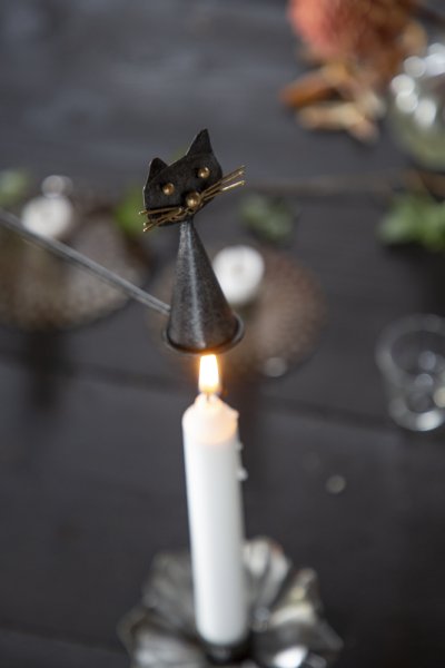 Ljussläckare med katt. I hamrad plåt går i svart / grå ruffig nyans med diskreta guld inslag. Lika praktisk som söt och dekorera