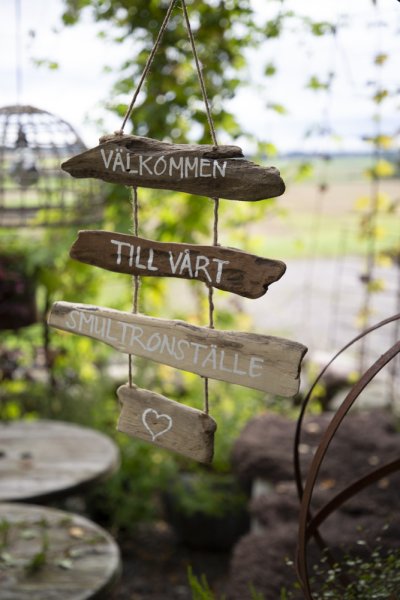 Välkommen skylt smultronställe i drivved