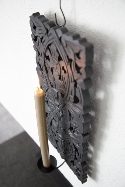 Vacker svart lampett för ljus i trä. Med dekorerad hög svart trä rygg med fabriks nötta kanter. Hållare för ljus i metall som si