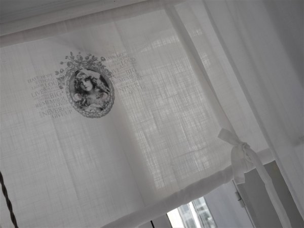 Vacker gardin i modell hissgardin med knyt. Vit med gammeldags romantiskt motiv med bla rosa rosor och text. Mäter 100*90cm