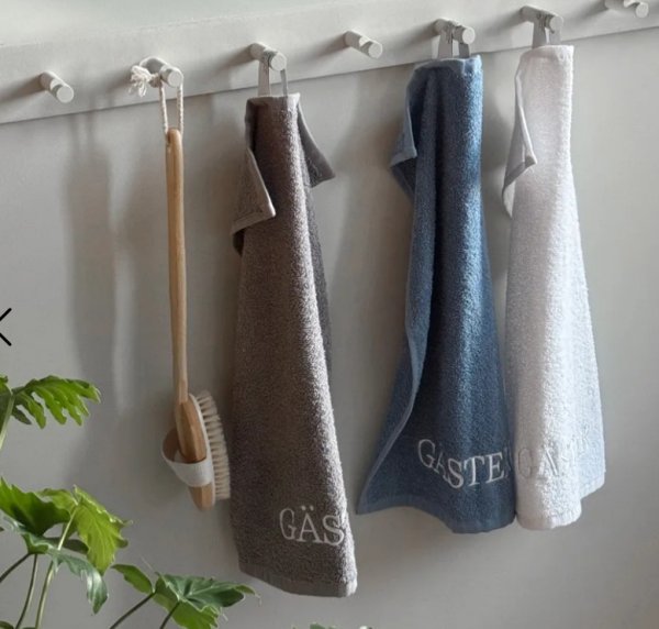 Grå GÄSTER handduk med broderad text