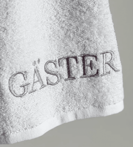 Vit GÄSTER handduk med broderad text