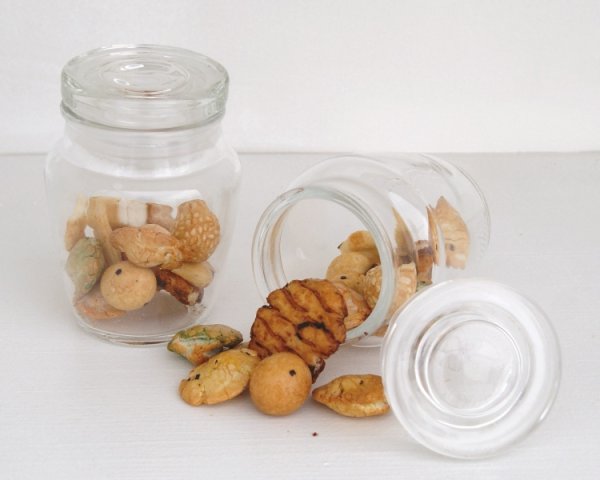 Liten gammeldags glasburk med platt tättslutande lock med gummi packning. I rund modell. Vacker och praktisk att förvara och dek