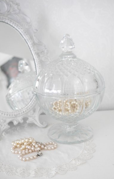 Vacker glasskål diamant på fot med lock. Med mönster runt om samt vacker spetsig knopp på locket. Passande att förvara/servera s