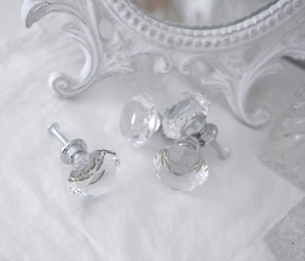 Vacker glasknopp i diamant liknande utformning med vackra slipade kanter. I mindre modell med silverfärgad metall stomme samt kr