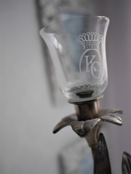 Vacker glasklocka i glas med fin kurvig form. I klart glas med frostad krona och KG som ett gammeldags sigill tryckt på mitten.