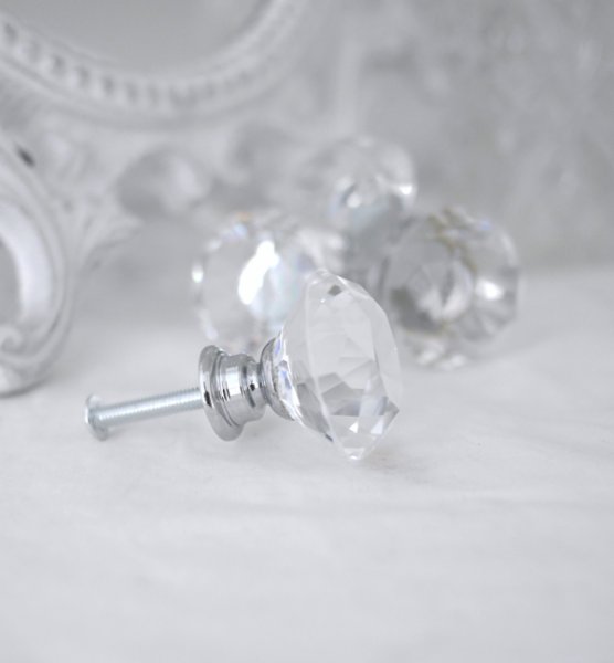 Vacker glasknopp i diamant liknande utformning med vackra slipade kanter. I mindre modell med silverfärgad metall stomme samt kr