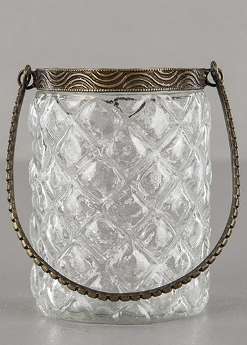 Vacker lykta i glas med mönster dekoration . Dekorerat med ett ledat handtag och en bord runt om öppningen i en mjuk nyans av a