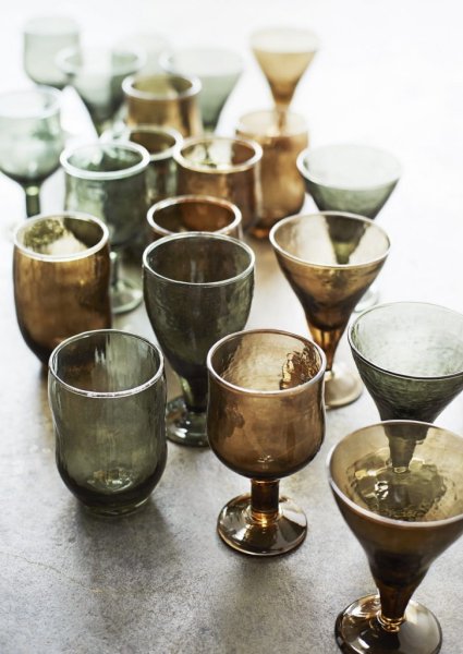 Vackert vinglas i brunt glas från Madam Stoltz. I genomfärgat handgjort glas i livfull design. Varje glas är unikt och inget är