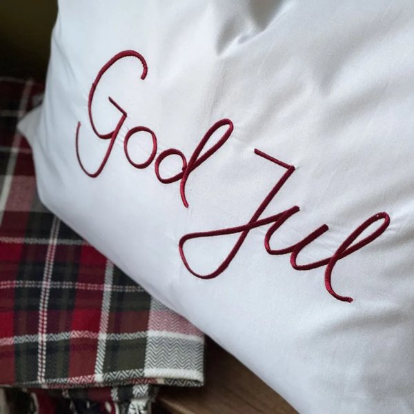 Vackert vitt örngott med broderat God Jul 