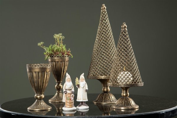 Vacker gran i antik guld. På fot med vackert mönster runt om. Att ställa ljus i eller att ha som dekoration. Finns i två storlek