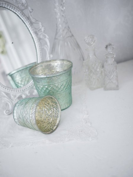 Gröna mönstrade ljusglas i fattigmanssilver