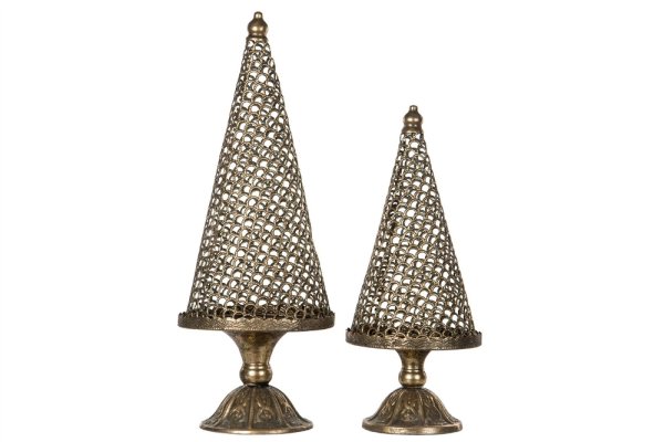 Vacker gran i antik guld. På fot med vackert mönster runt om. Att ställa ljus i eller att ha som dekoration. Finns i två storlek