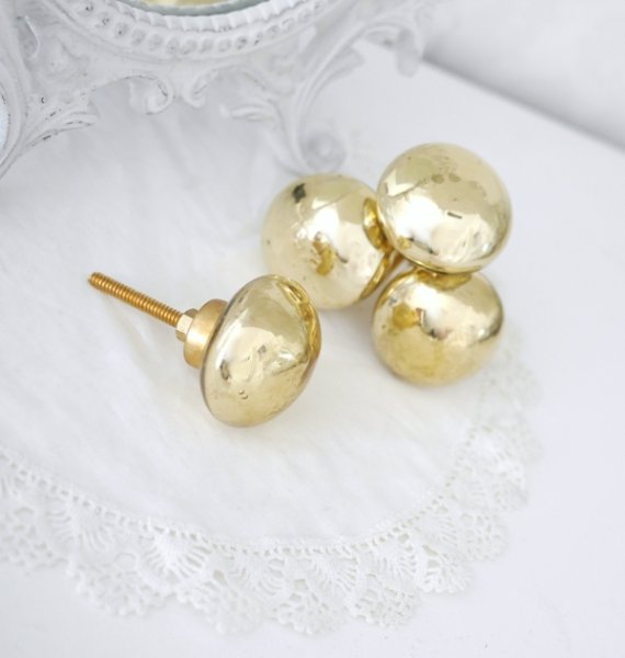 Vacker rund glas knopp med blank guld/mässings färgad yta. I greppvänlig modell. Med gul/mässings färgad stomme något mörkare än