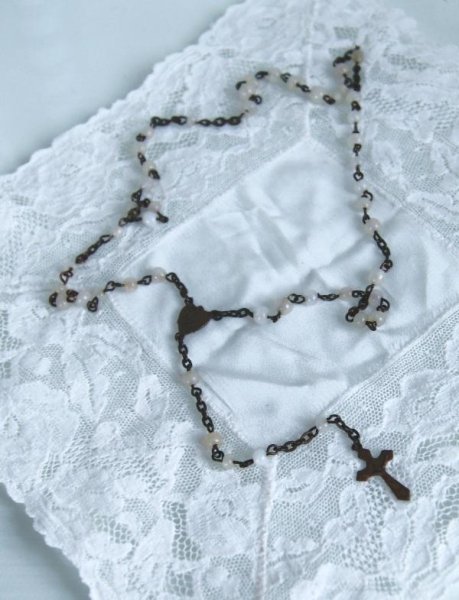 Halsband / radband med pärlor och kors