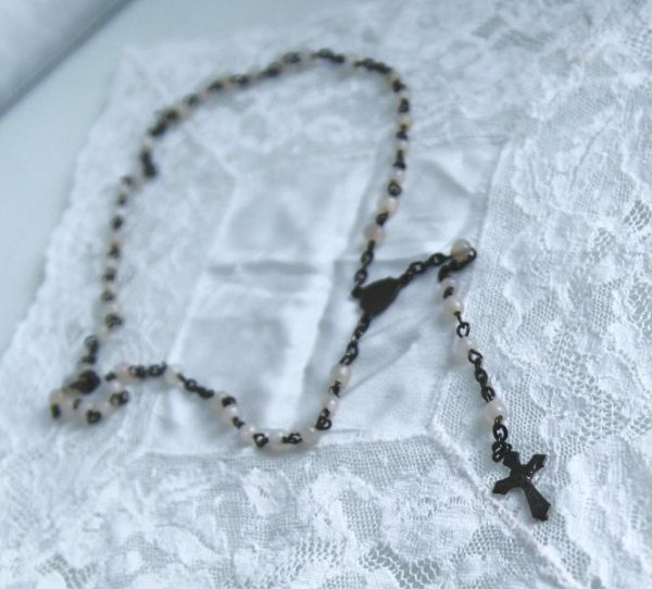 Halsband / radband med pärlor och kors